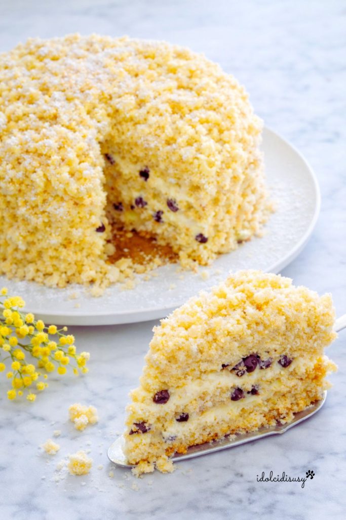 Fatia de bolo mimosa com gotas de chocolate e creme diplomata em prato branco