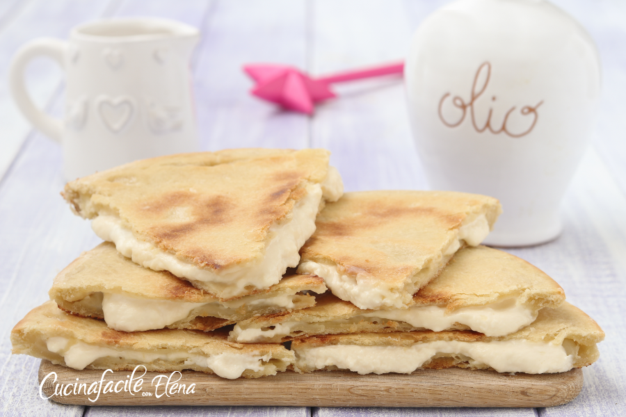 Focaccia com queijo na frigideira