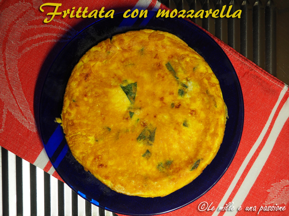 Frittata com a mussarela num prato azul