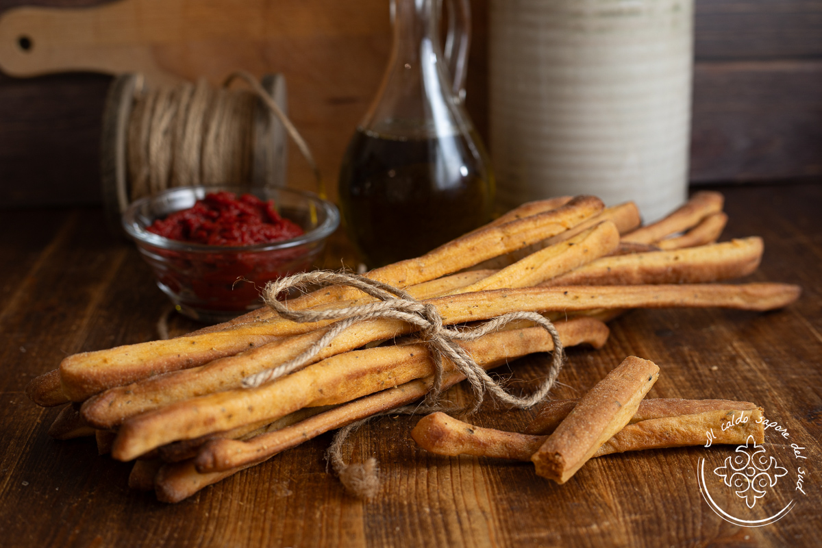 Grissini ao tomate sabor pizza: crocantes, perfumados e feitos em casa
