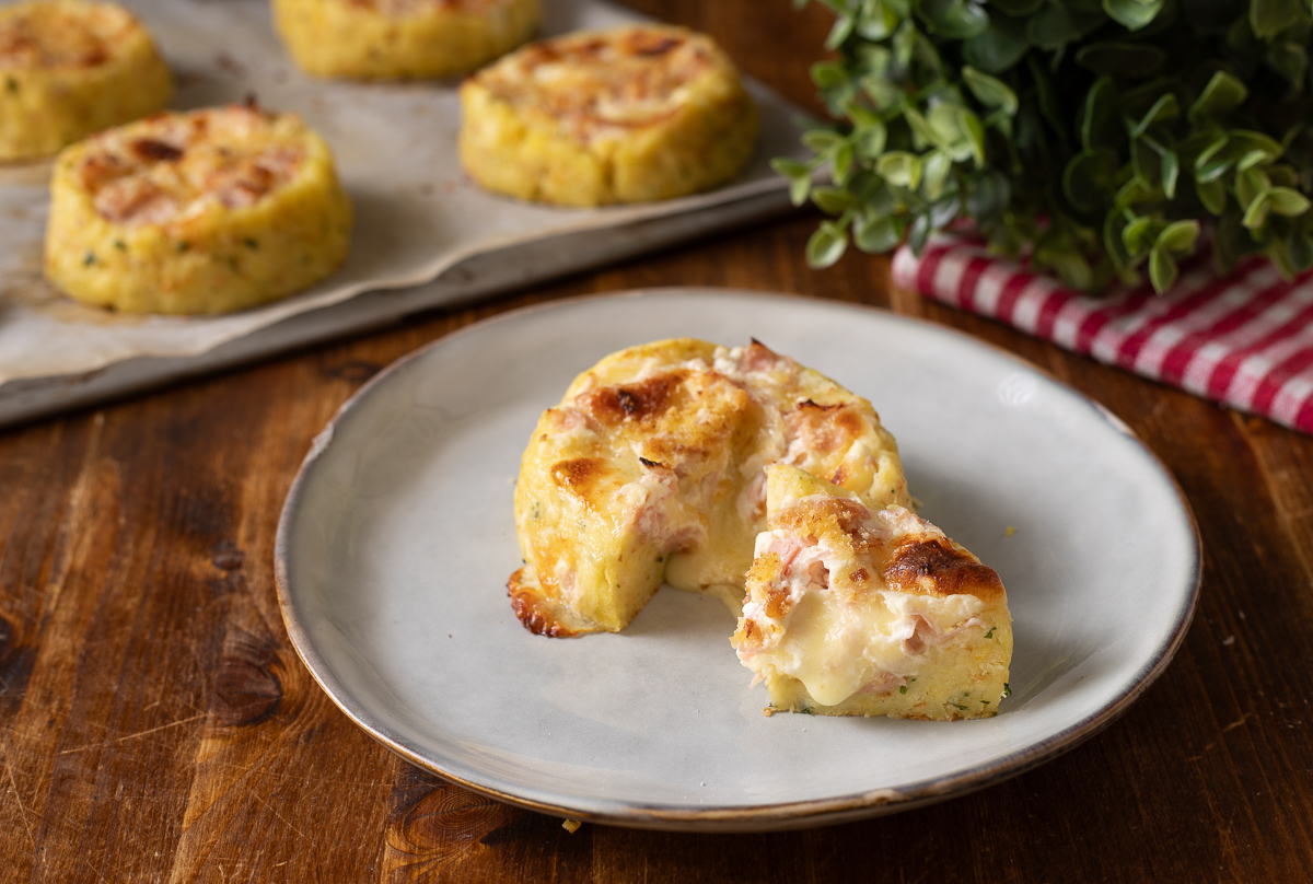 Tortinhas de batata com mortadela e queijo