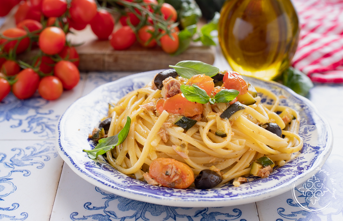 Macarrão com abobrinha, tomatinhos e atum
