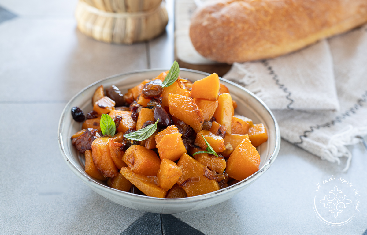 Abóbora agridoce com cebola, passas e azeitonas