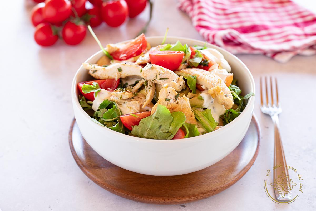 Salada de frango saborosa