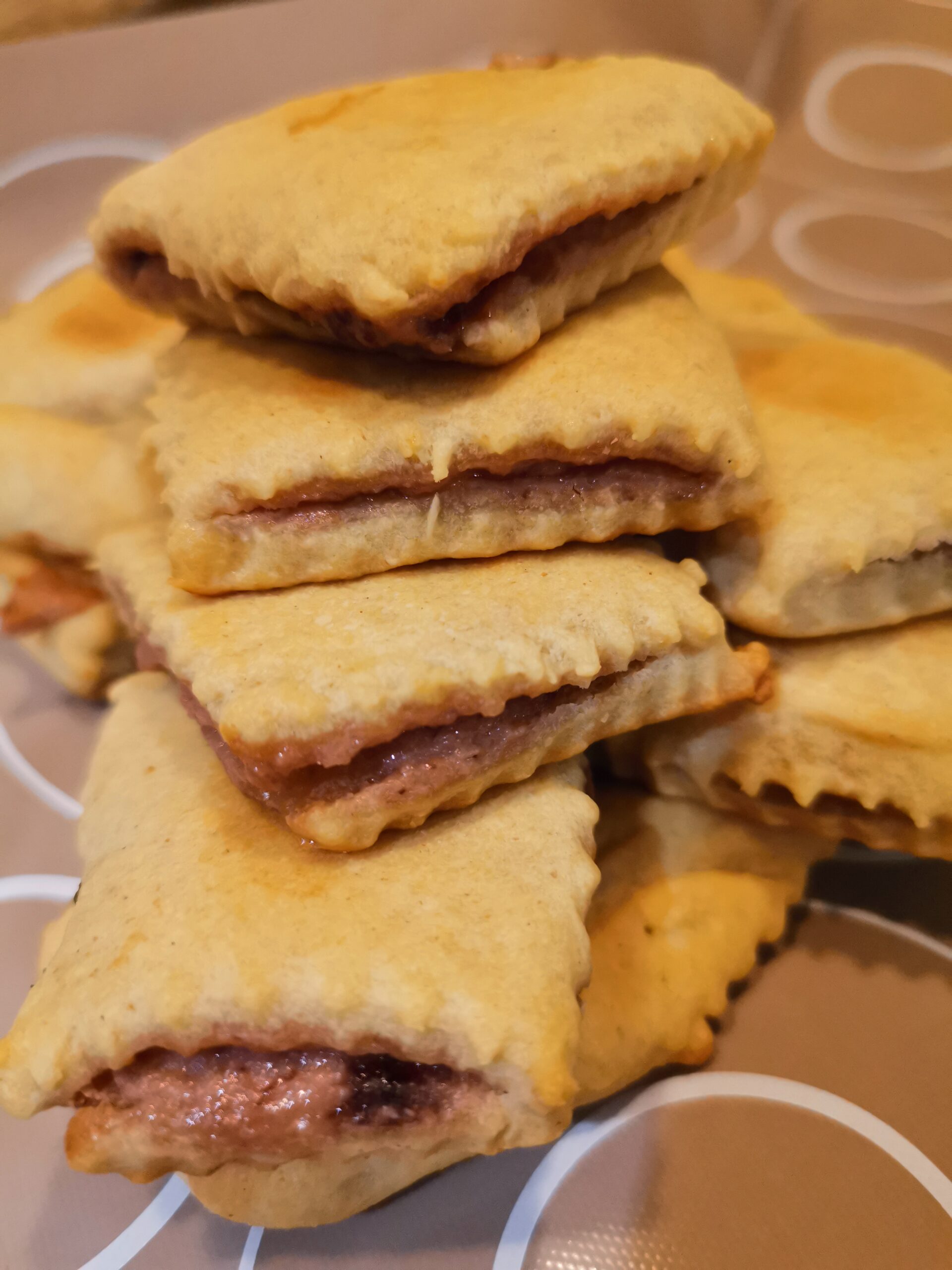 Biscoitos recheados com geleia e ricota
