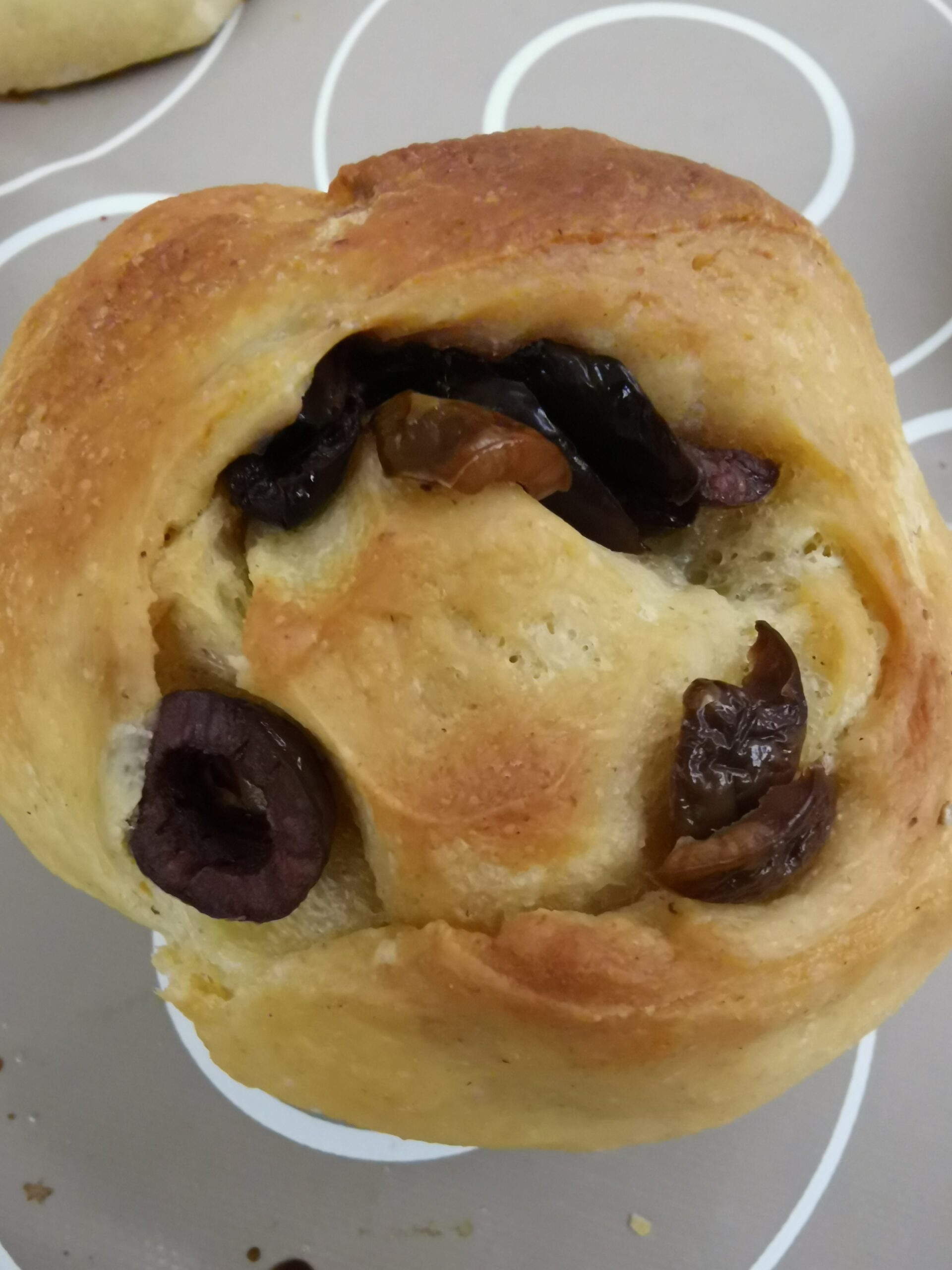 Pão macio com leite e azeitonas