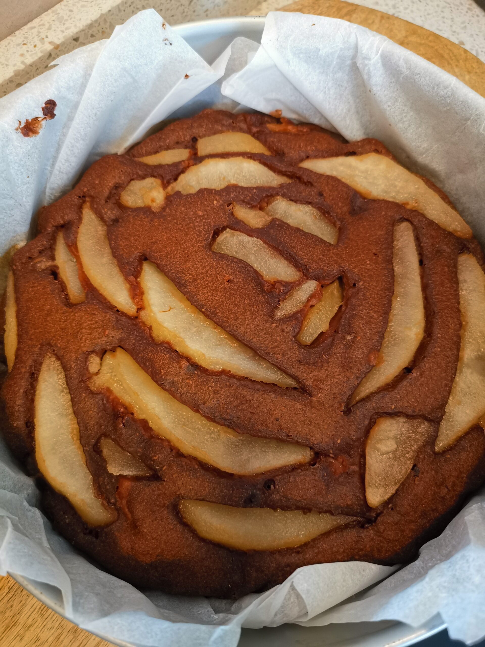 Bolo de cacau amargo e peras