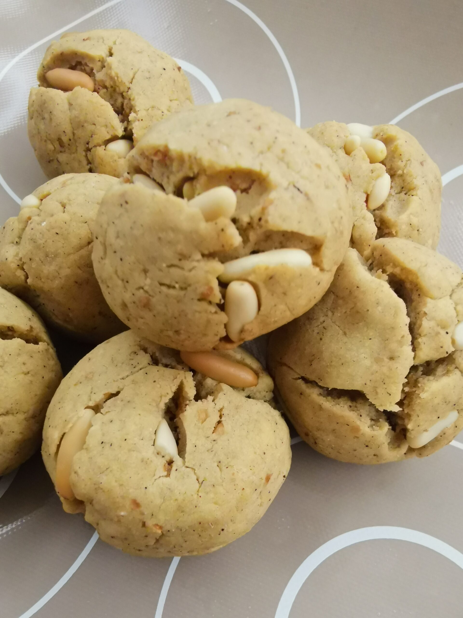 Biscoitos de pinoli e canela
