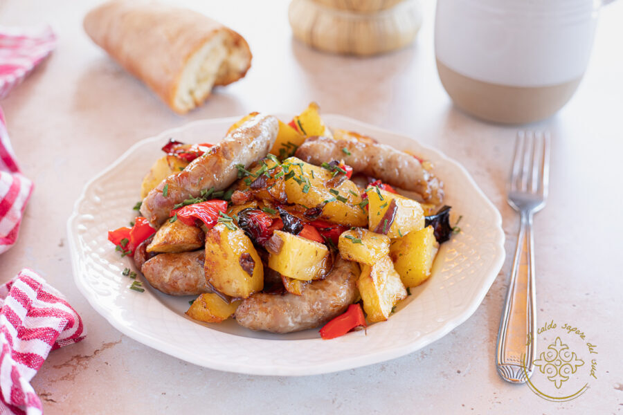 Linguiça com pimentões, batatas e cebola