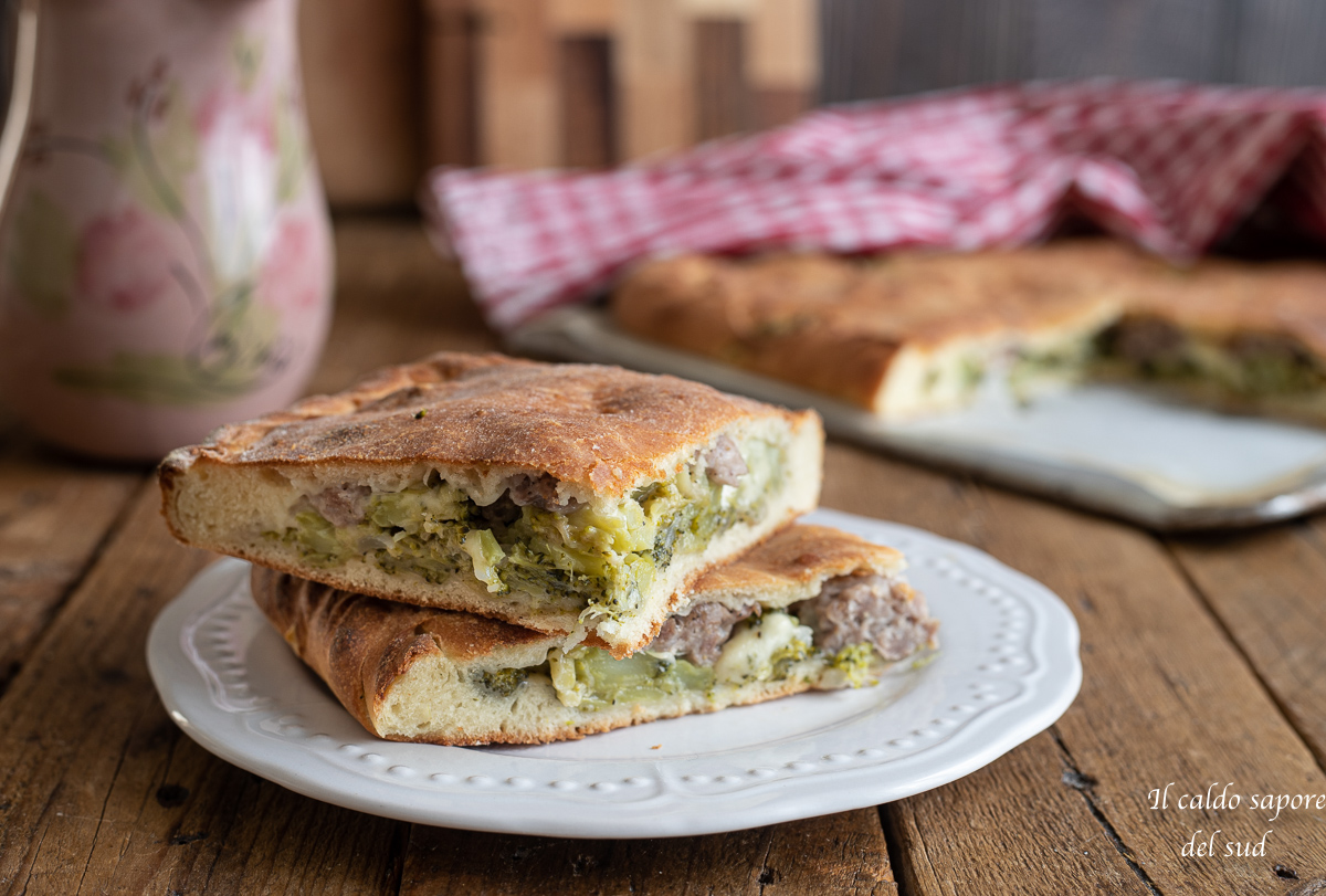 Scacciata catanesa de brócolis com linguiça