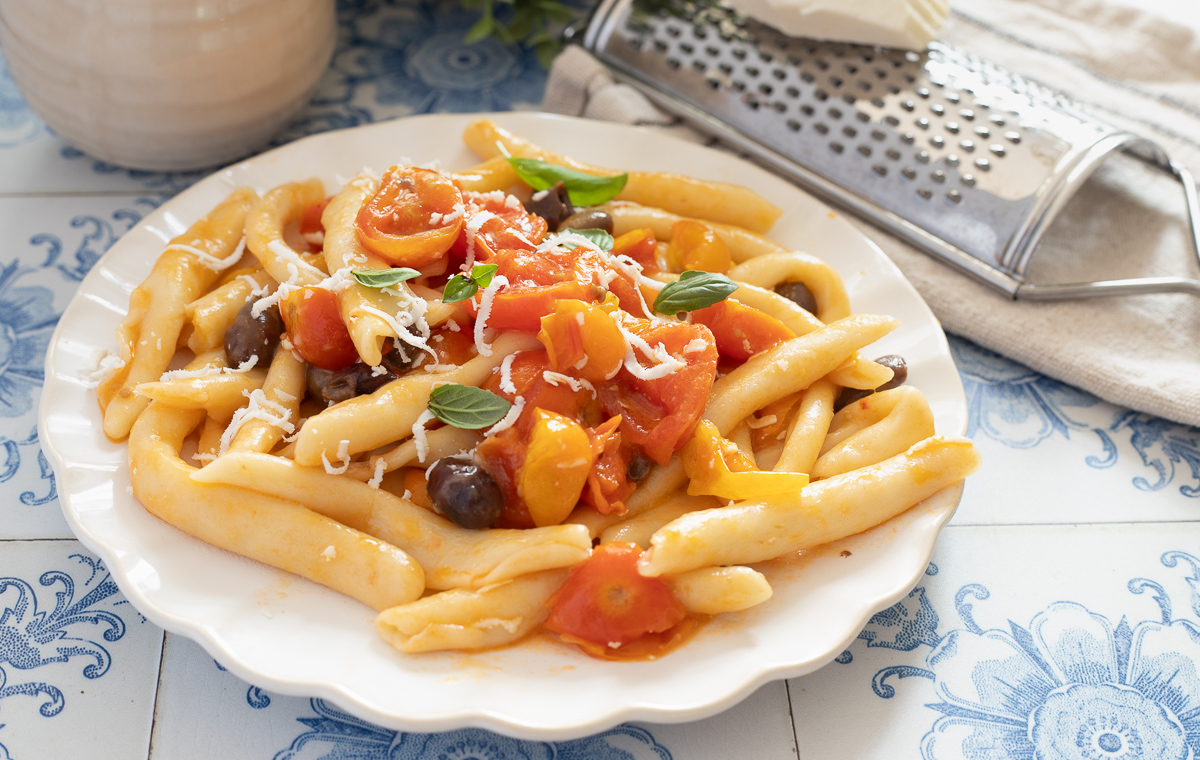 Macarrão com tomatinhos e azeitonas taggiasche