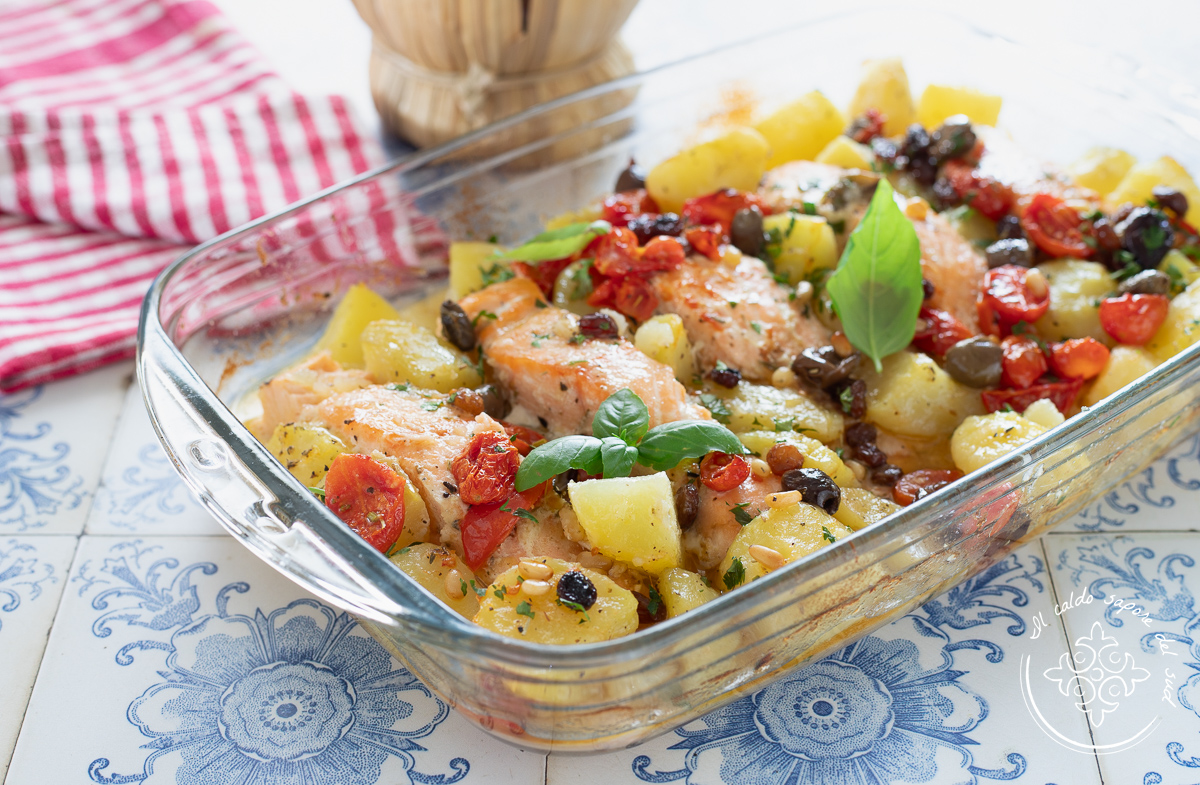 Salmão assado com batatas e tomatinhos