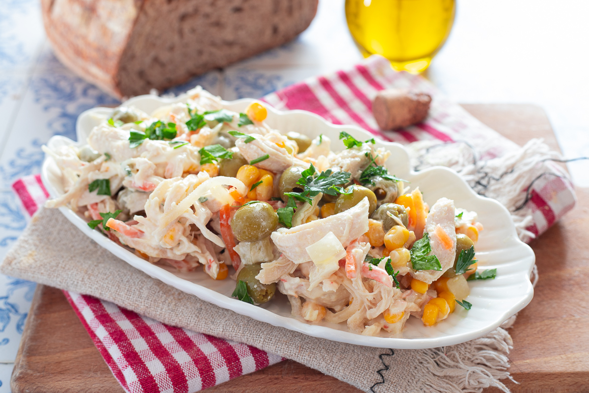 Salada de frango cozido com azeitonas e picles