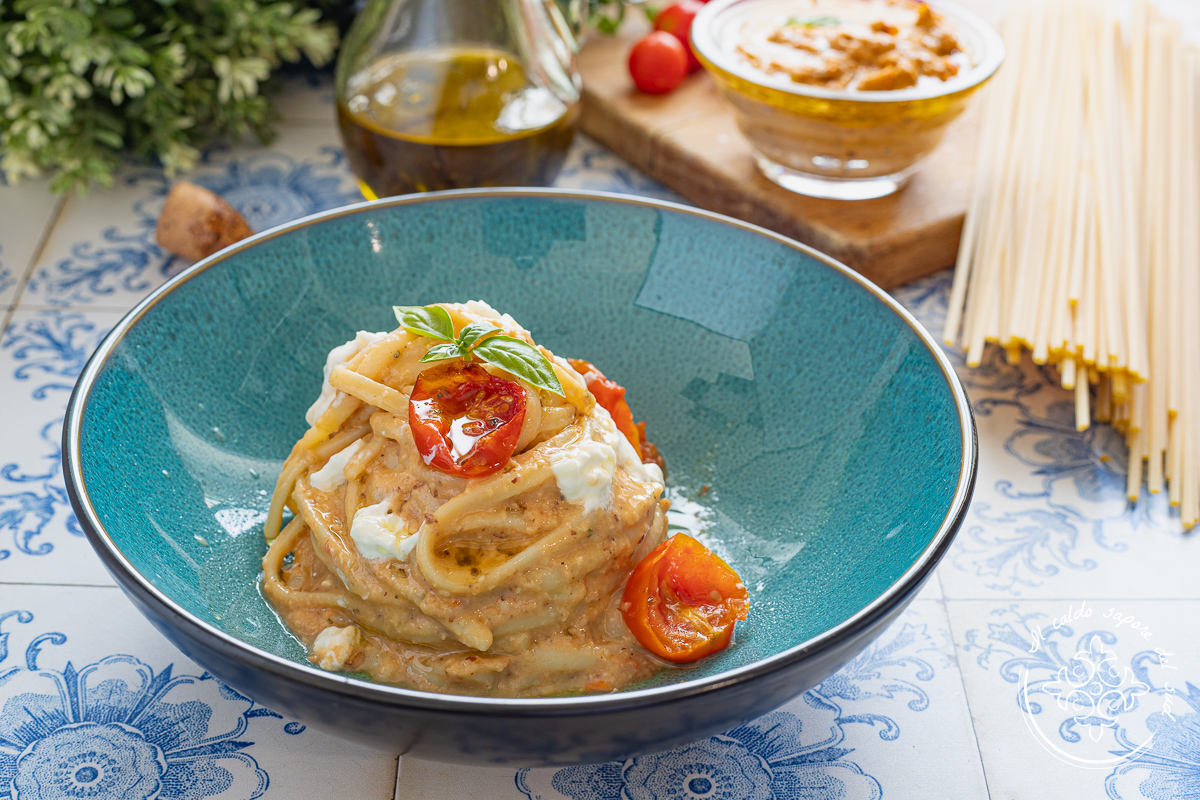 Massa com pesto de berinjela e tomatinhos