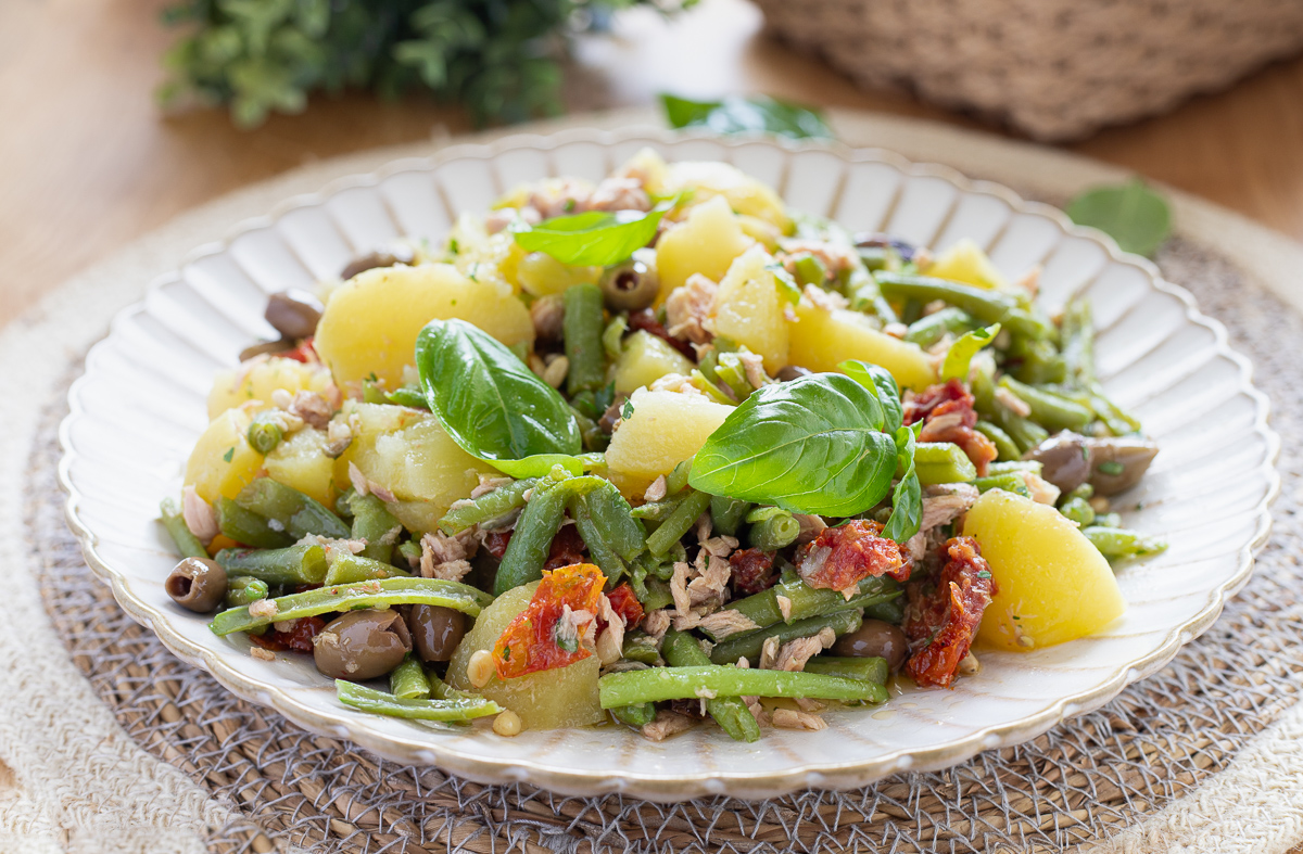 Salada de batatas, vagens e atum