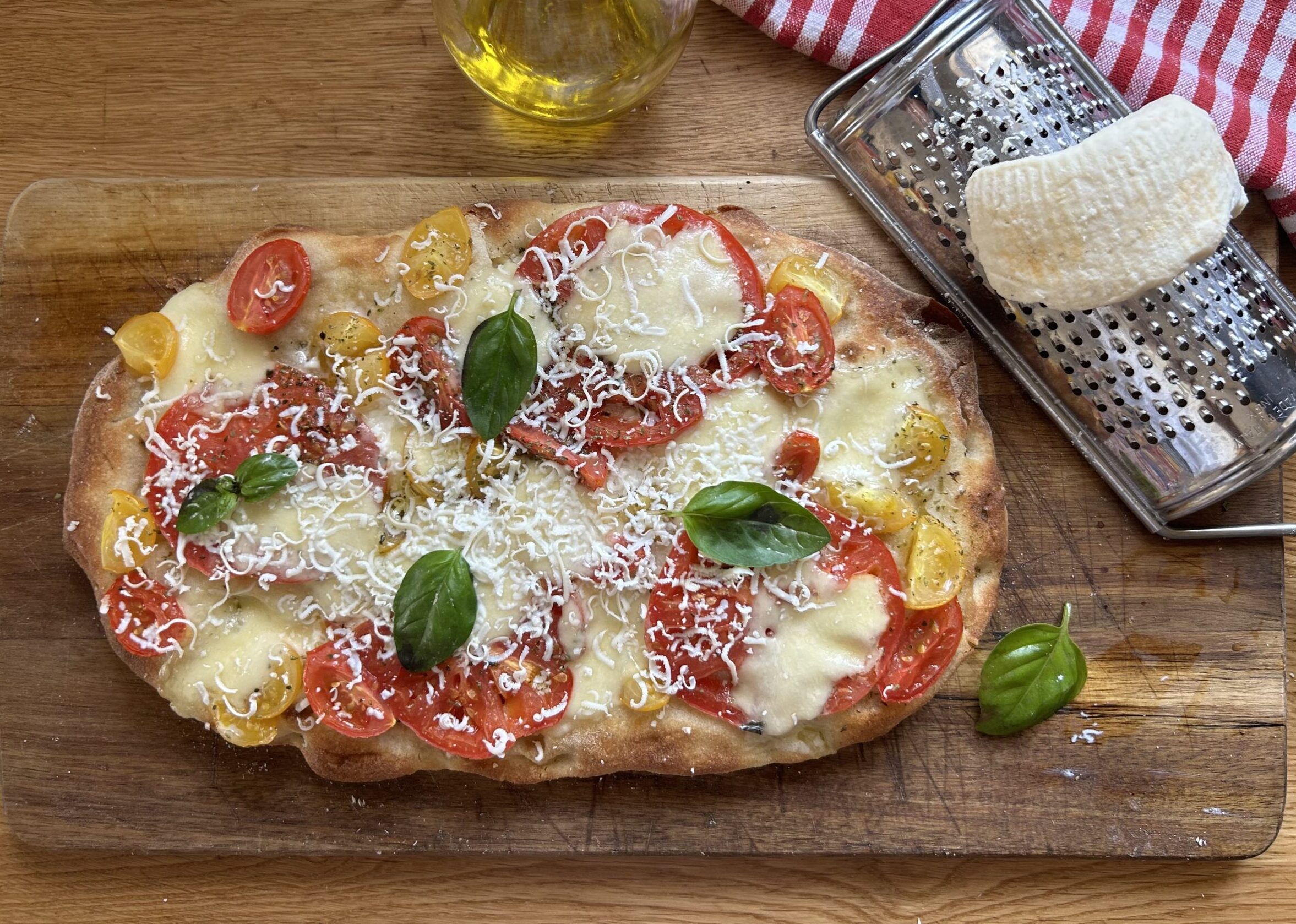 Pinsa com tomatinhos e muçarela