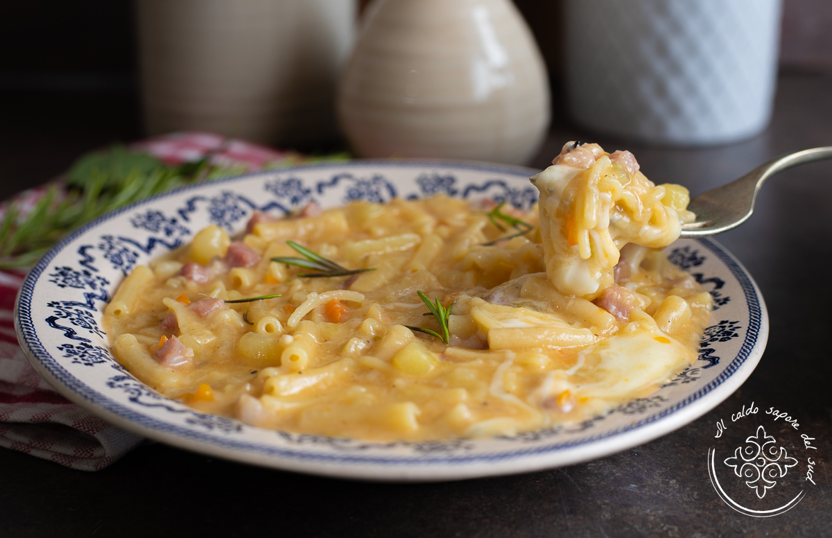 Massa, batatas, provola e pancetta à napolitana