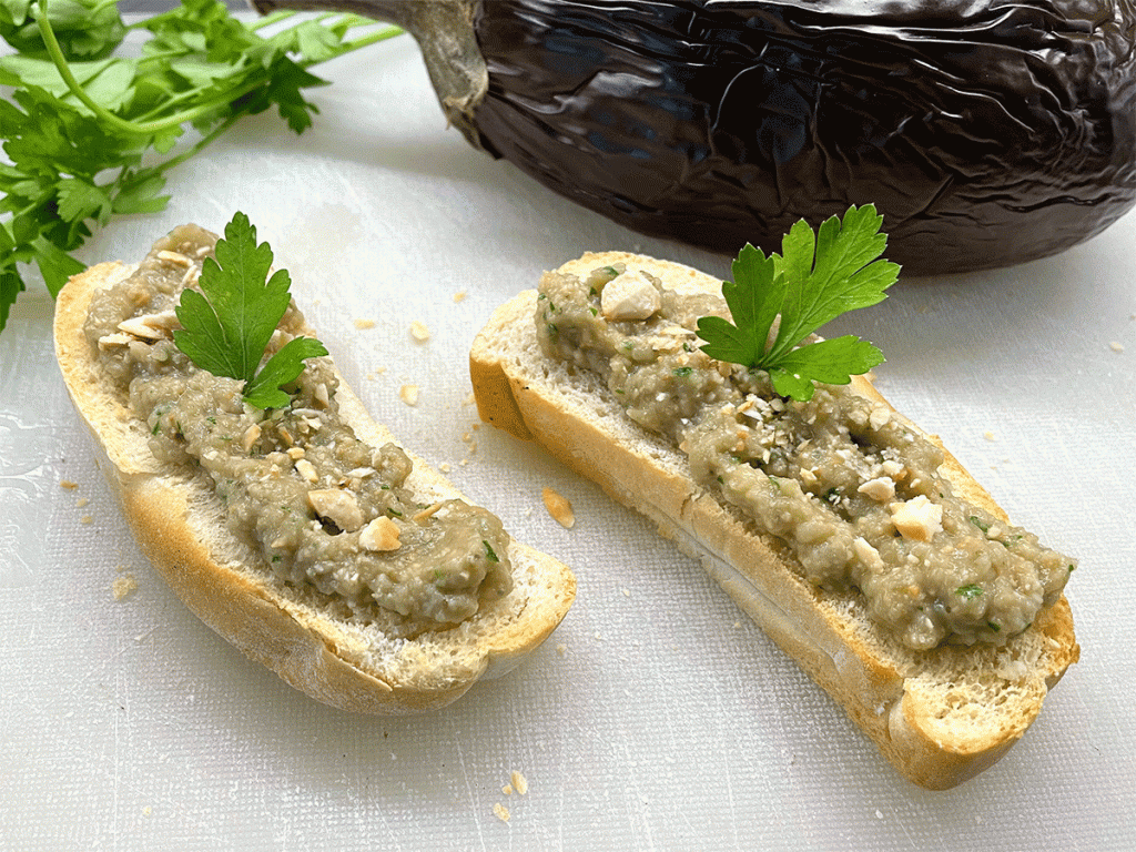 Crostini com pesto de berinjela