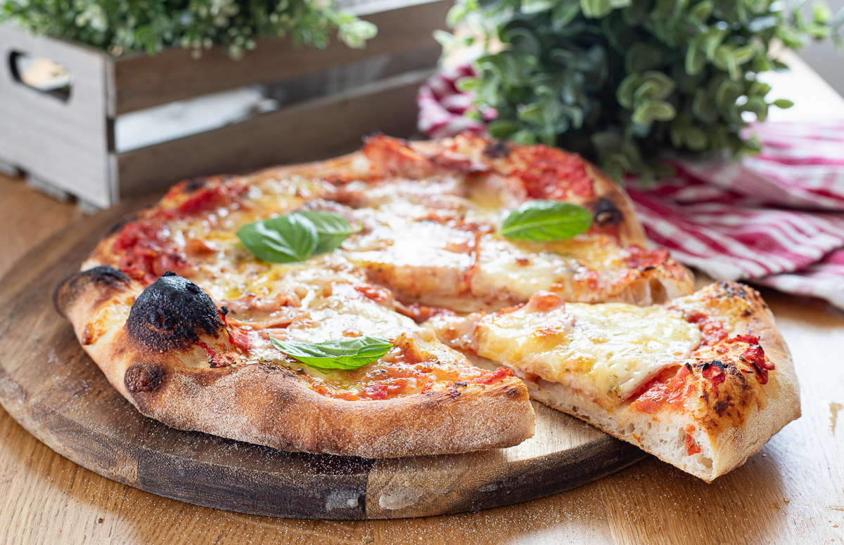 Pizza de presunto cozido e mussarela