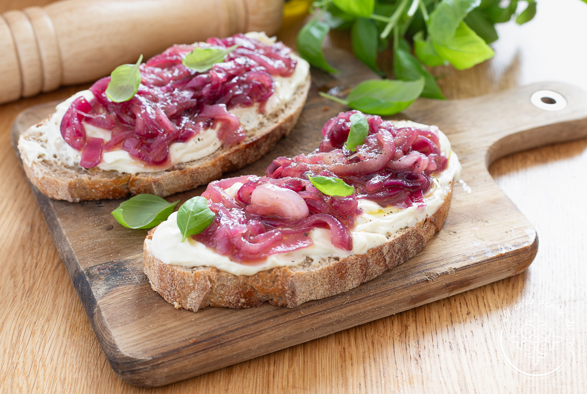 Bruschettas com cebolas de Tropea e queijo de cabra