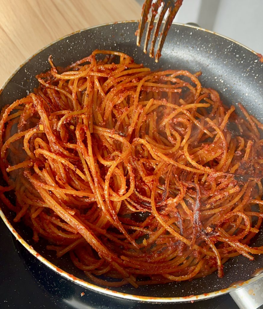 Spaghetti all'assassina crocantes e tostados prontos