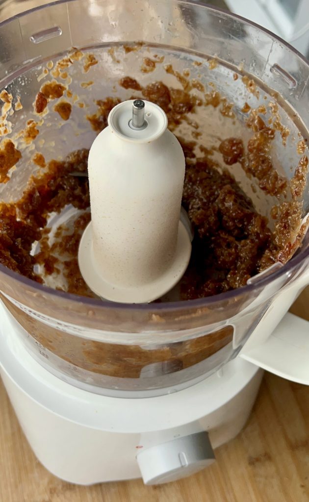 Passas trituradas no processador de alimentos para biscoitos caseiros sem açúcar