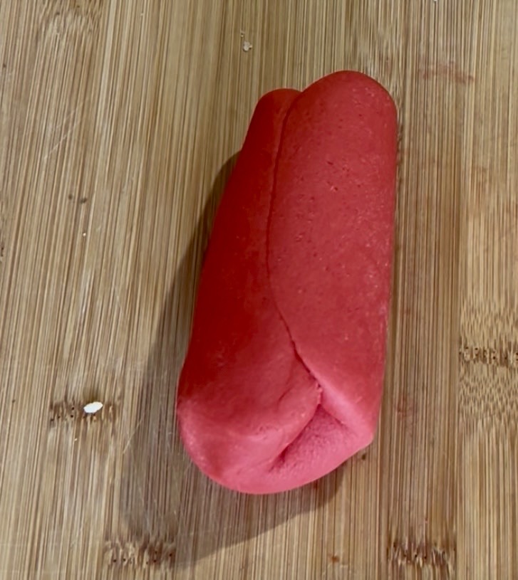 Bloco de massa podre vermelha pronta para biscoitos