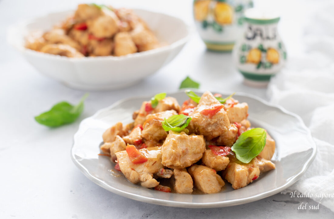 Peito de frango com pimentões e cebola