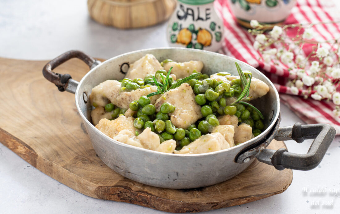 Peito de frango com ervilhas macio e cremoso