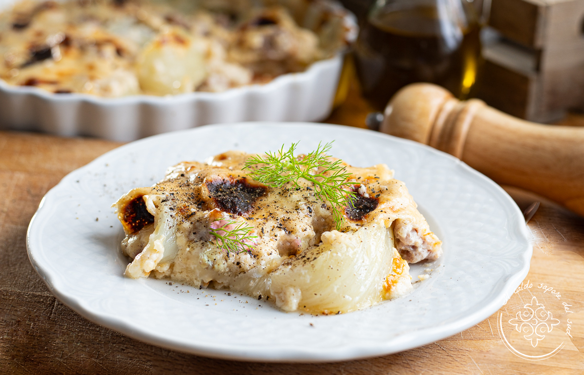 Funchos gratinados com molho bechamel e linguiça