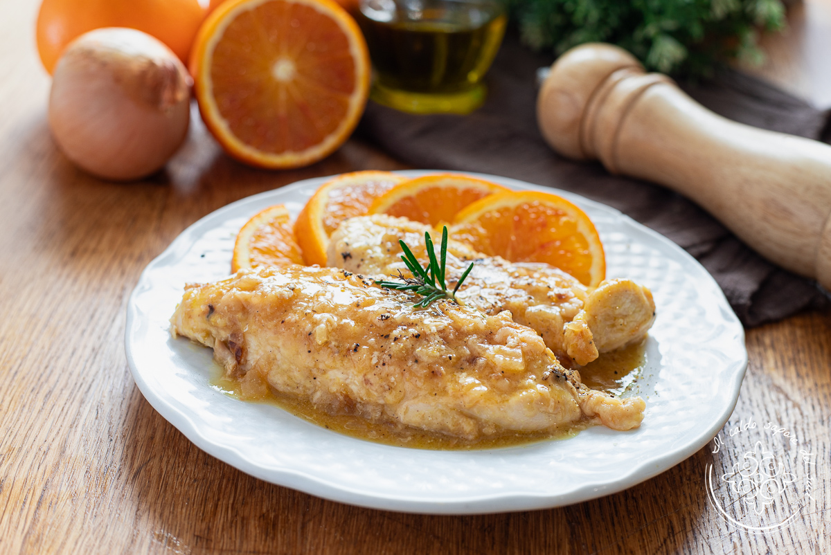 Peito de frango com cebolas e laranja