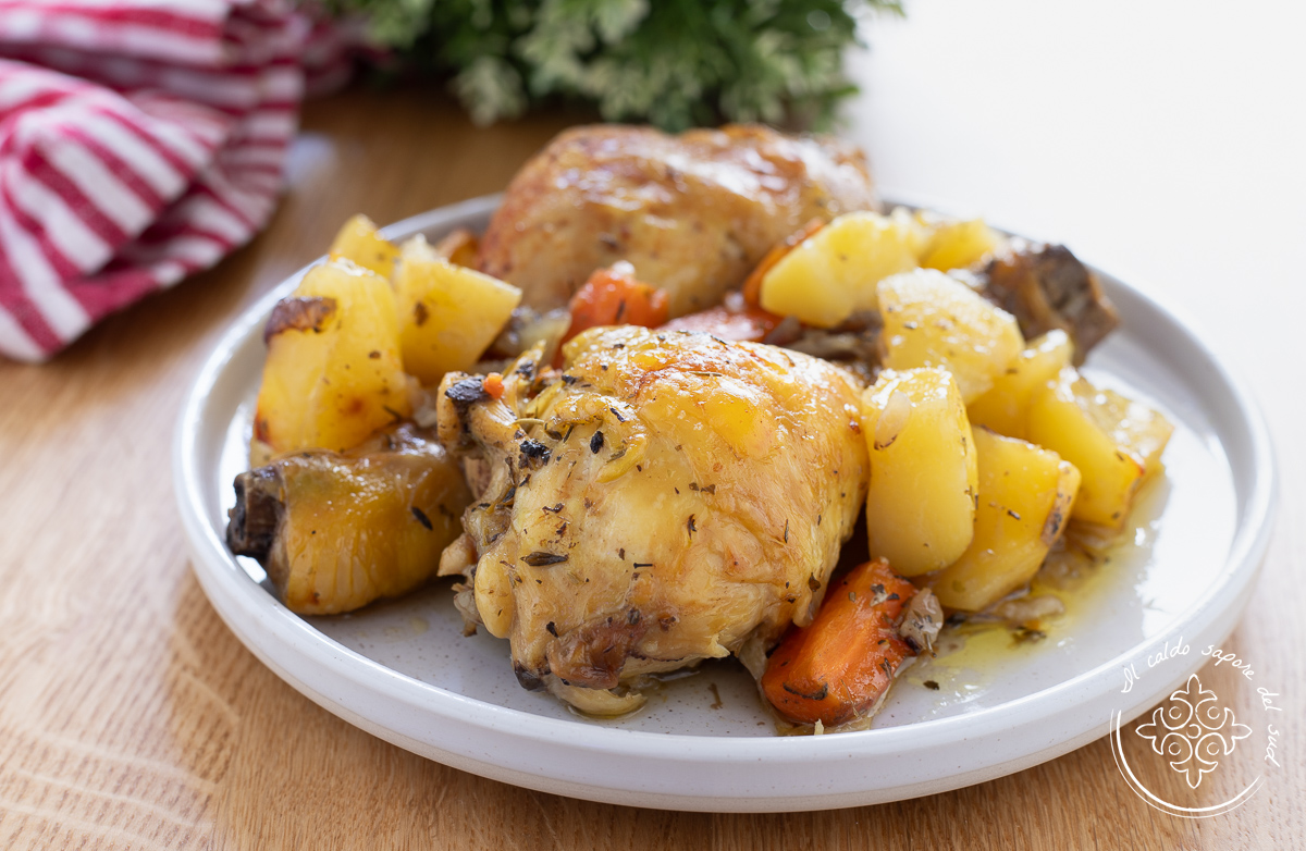 Frango assado com batatas e cebolas