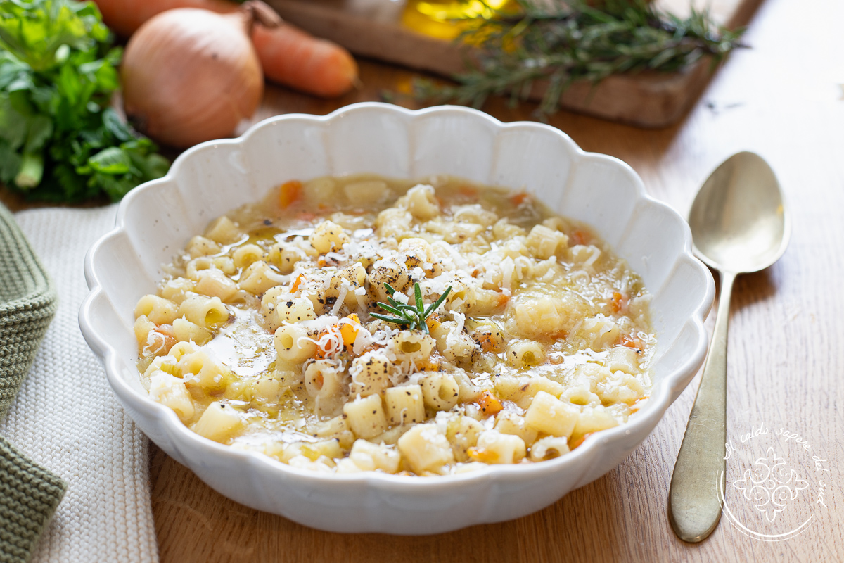 Sopa de macarrão com batata