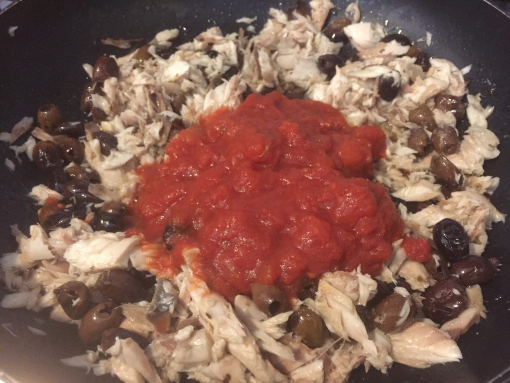 tagliatelle com cavala e azeitonas rosadas