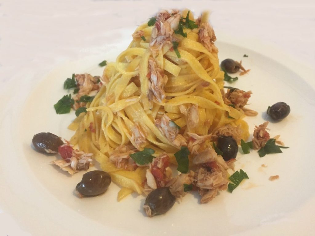 tagliatelle com cavala e azeitonas rosadas