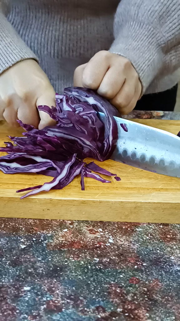 Cortamos o repolho roxo em tiras