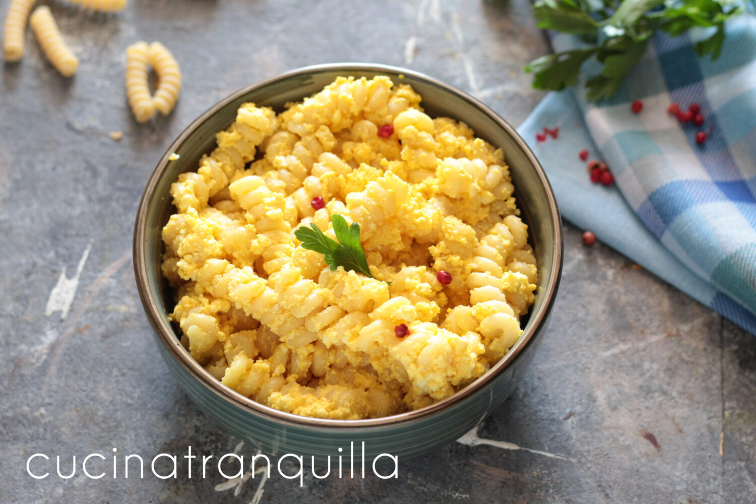 Fusilli bucati com creme de ricota e açafrão