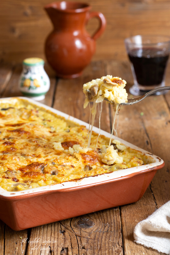 Risoto de cogumelos gratinado no forno cremoso e bem derretido