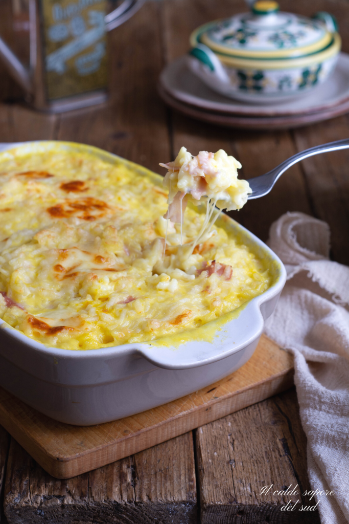 Arroz assado com açafrão, presunto e queijo