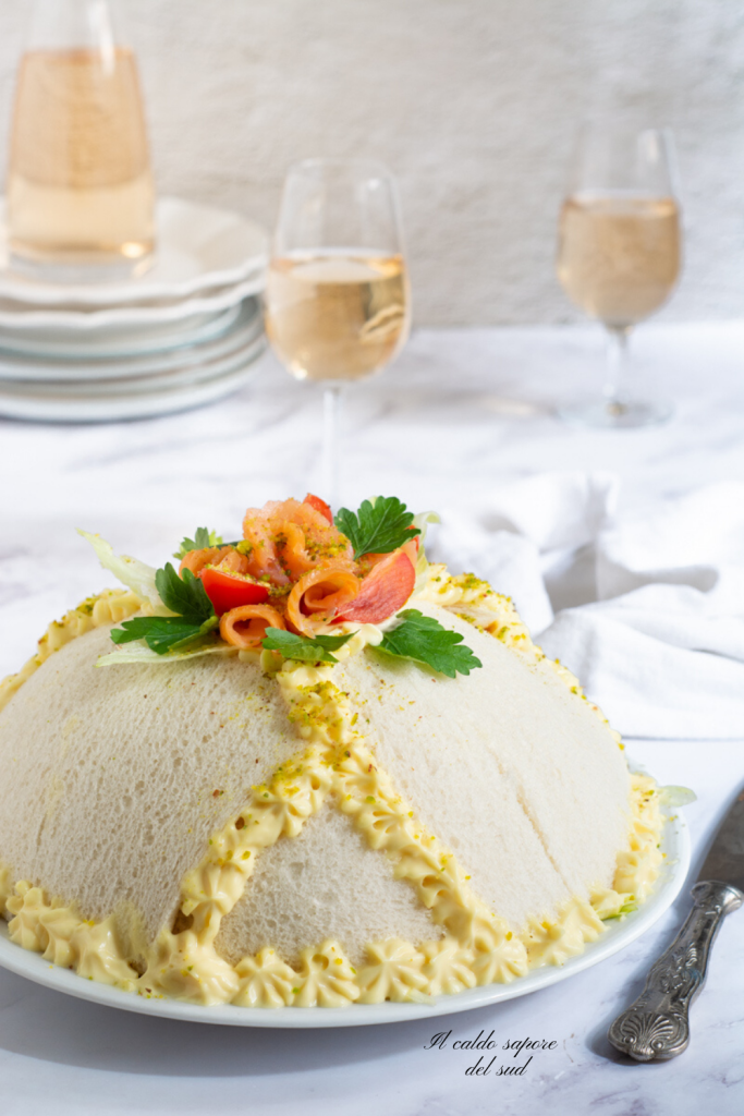 Zuccotto salgado de tramezzini com atum e salmão