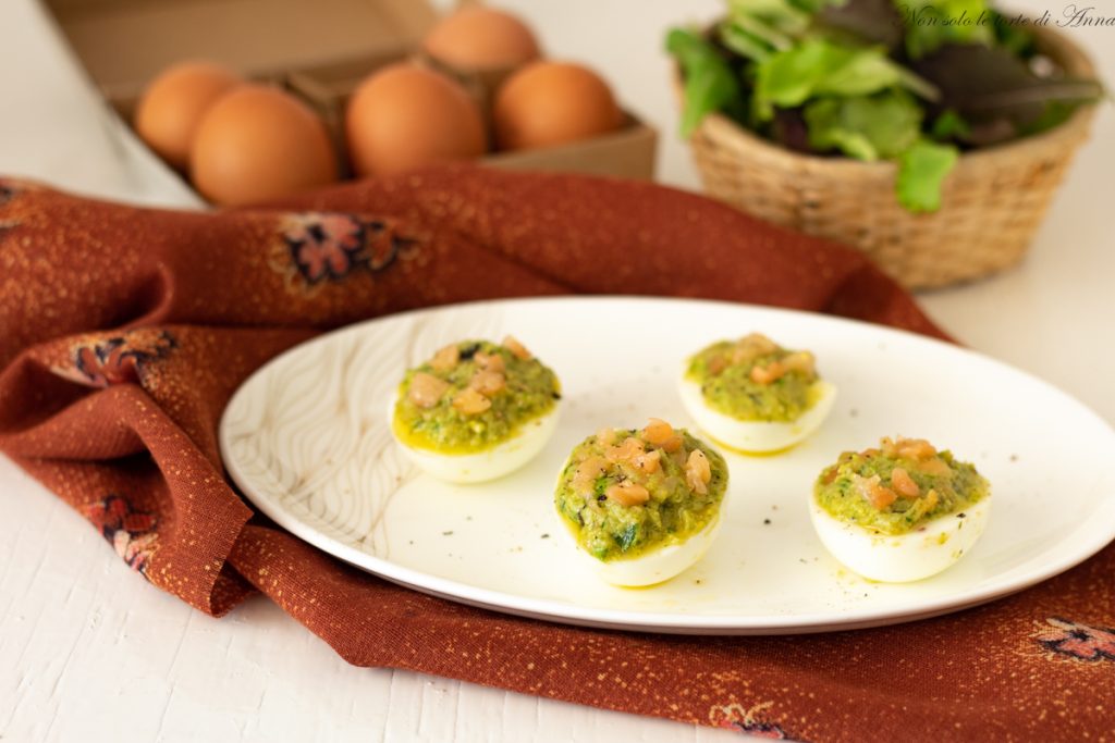 ovos recheados salmão e folhas