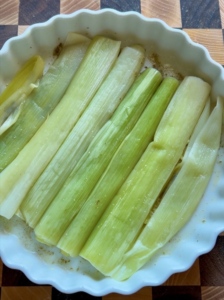 Posicione os alhos-porós na forma