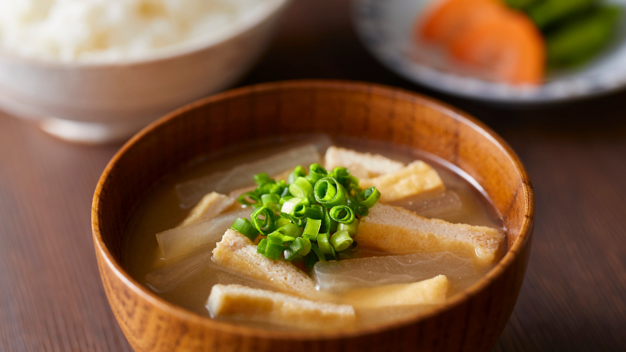 Sopa de tofu e vegetais