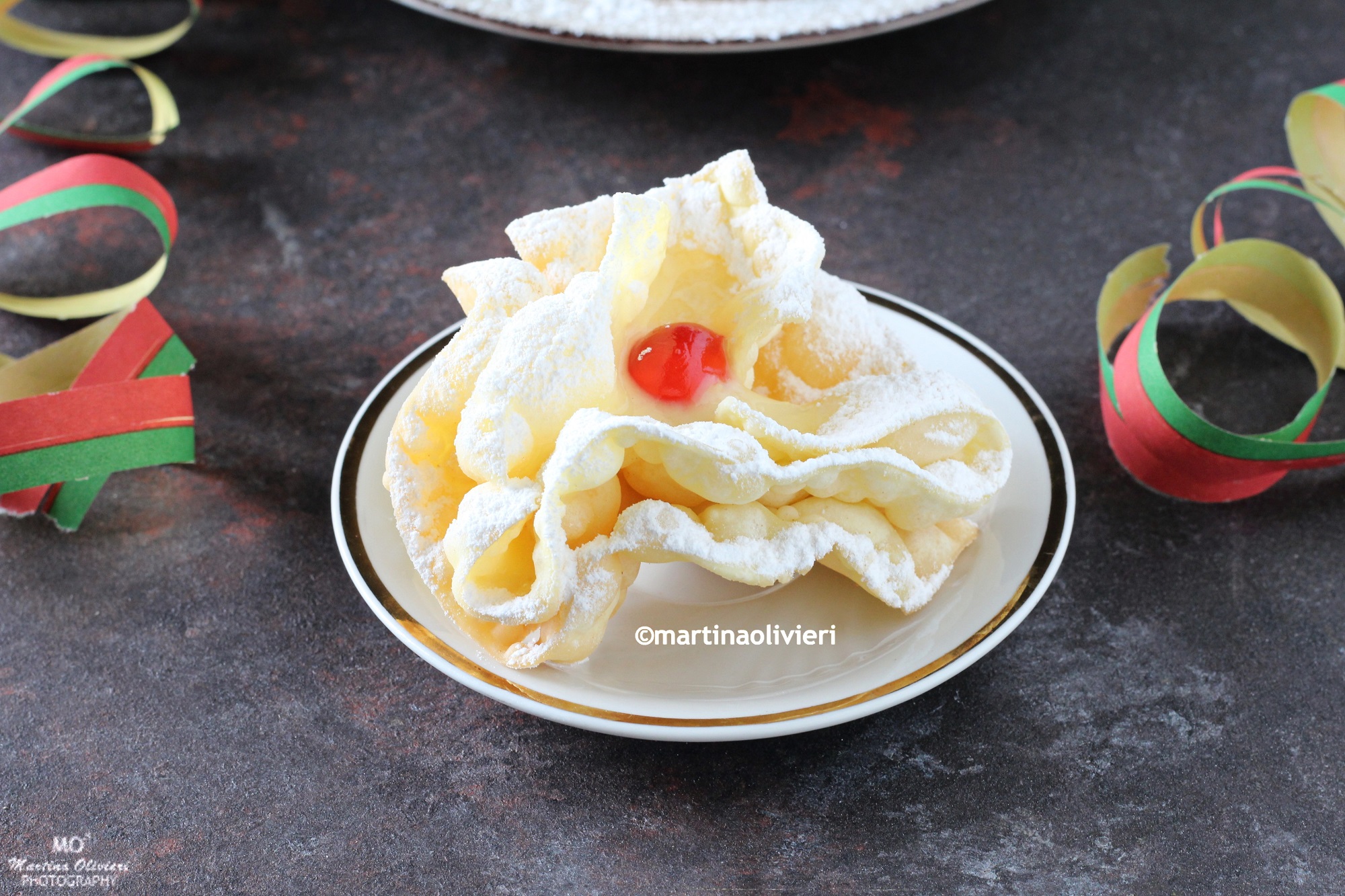 Rosas fritas com creme de confeiteiro