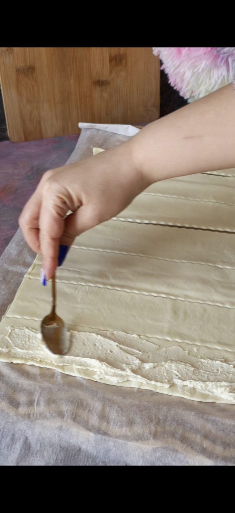 Espalhamos o creme de brie em cada tira