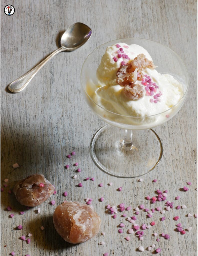 Sorvete fiordilatte de violeta, com marron glacê e granulado de açúcar de violeta