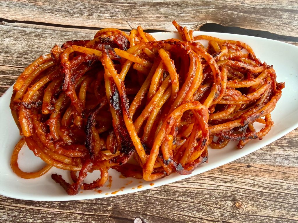 Spaghetti all'assassina crocantes ao tomate cozidos na frigideira receita viral TikTok