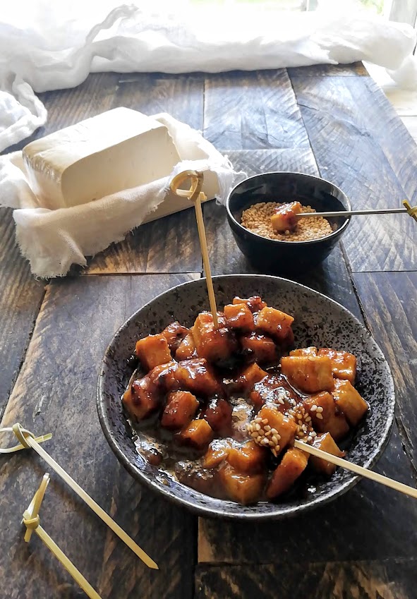 Tofu glaceado com gergelim