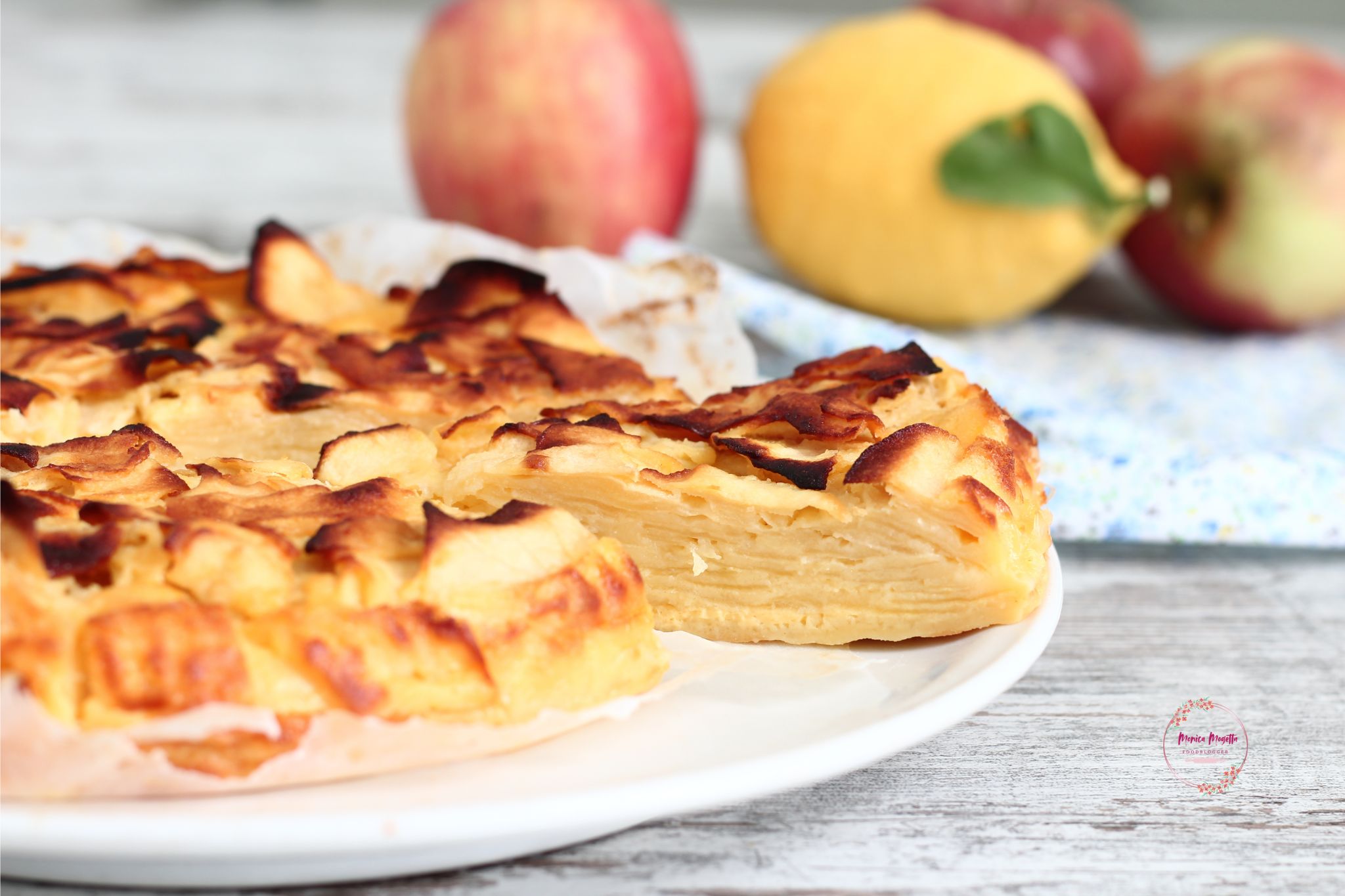 Torta de maçã invisível cremosa e dourada