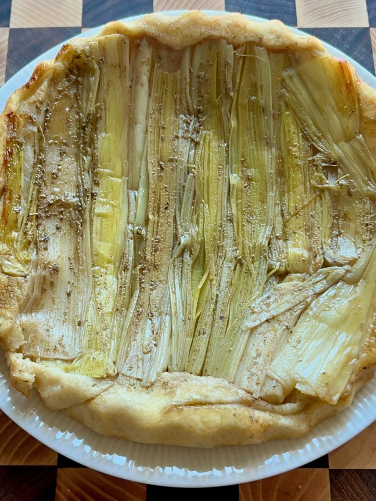 Torta salgada vegana de alho-poró invertida, leve e deslumbrante